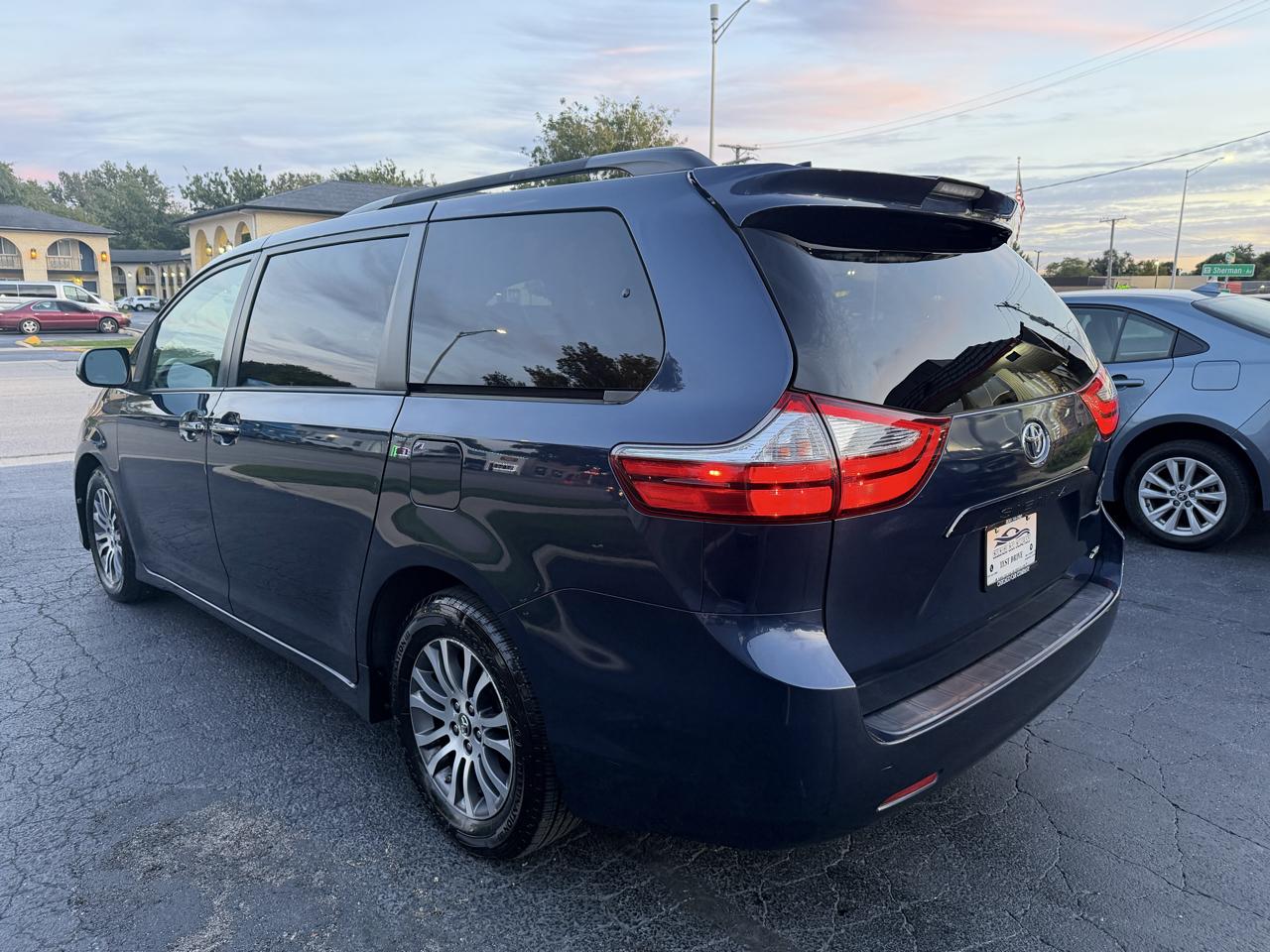 Toyota Sienna photo 32