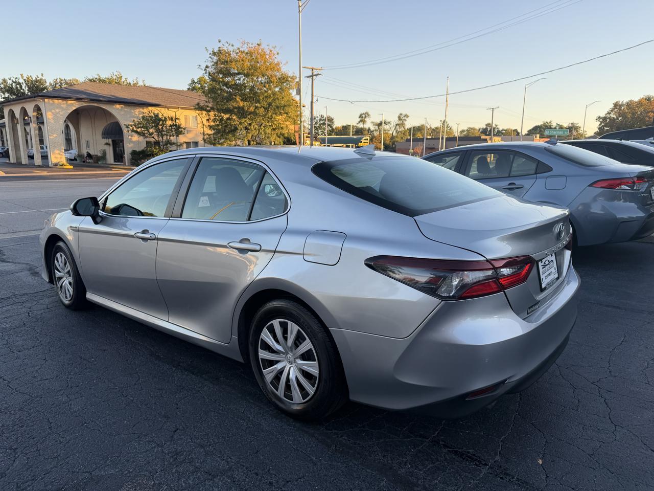 Toyota Camry Hybrid LE CVT (Natl) 2021