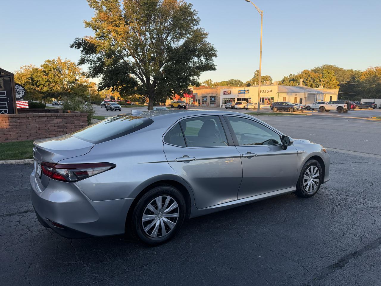 Toyota Camry Hybrid LE CVT (Natl) 2021