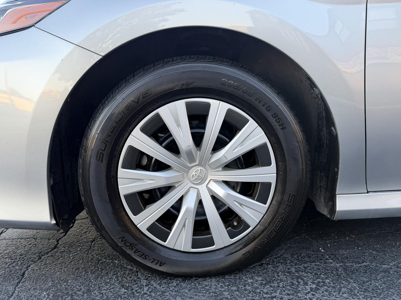 Toyota Camry Hybrid LE CVT (Natl) 2021