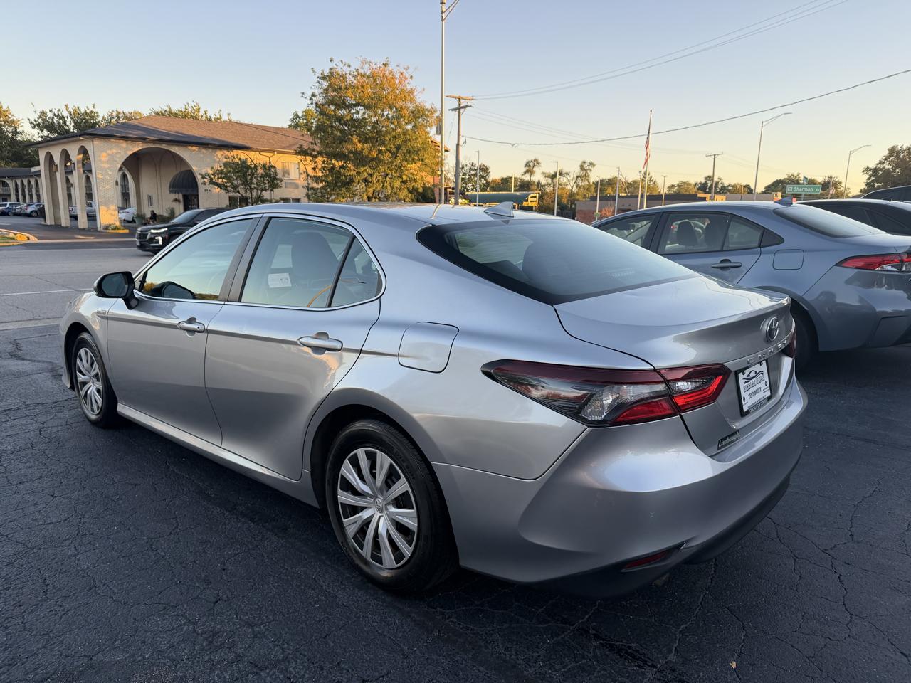 Toyota Camry Hybrid LE CVT (Natl) 2021