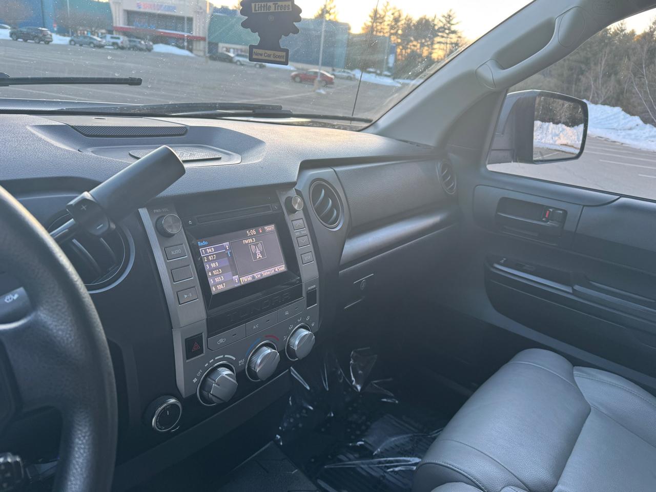 Toyota Tundra SR5 4.6L V8 Double Cab 4WD 2017