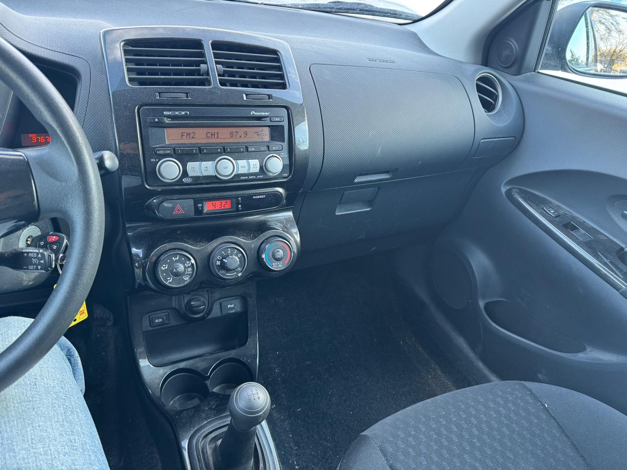 Scion xD 5-Door Hatchback 5-Spd MT 2009