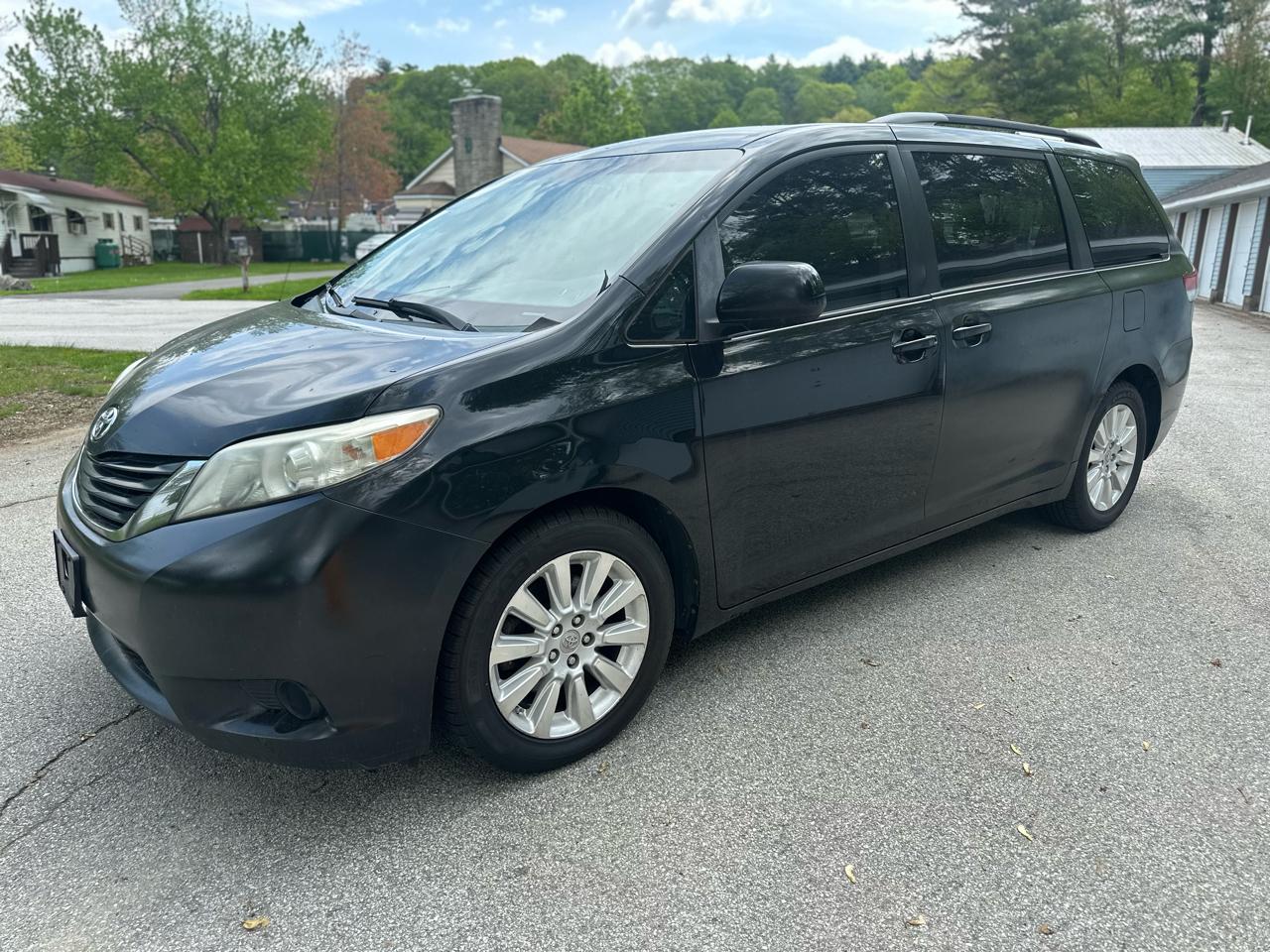 Toyota Sienna LE AWD 7-Pass V6 2011