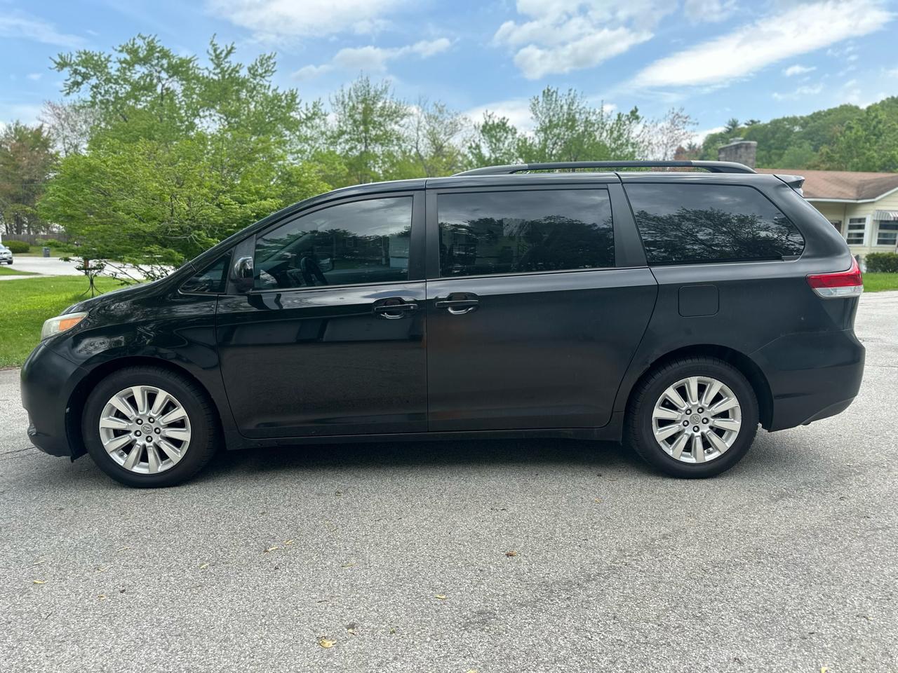 Toyota Sienna LE AWD 7-Pass V6 2011