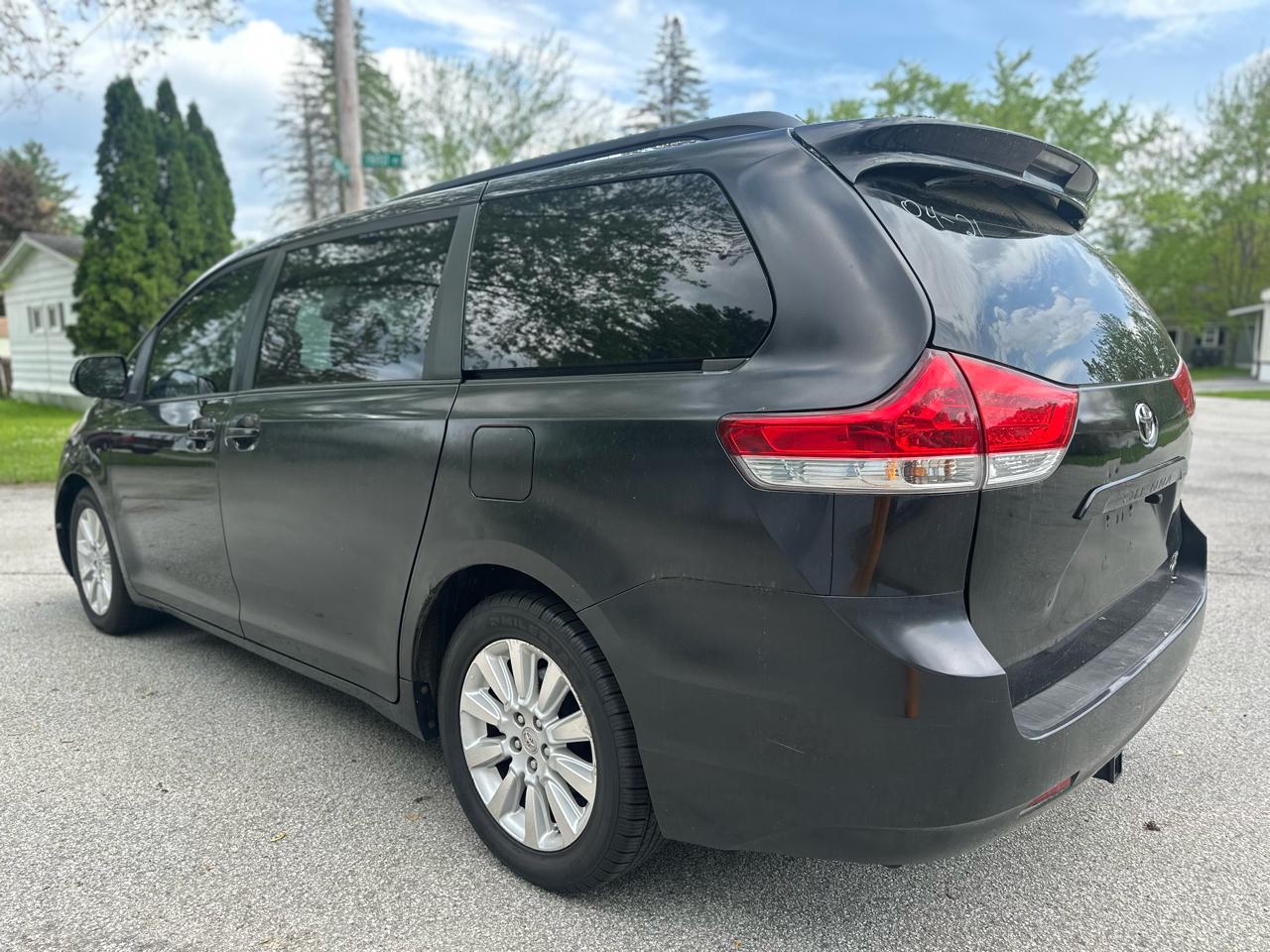 Toyota Sienna LE AWD 7-Pass V6 2011