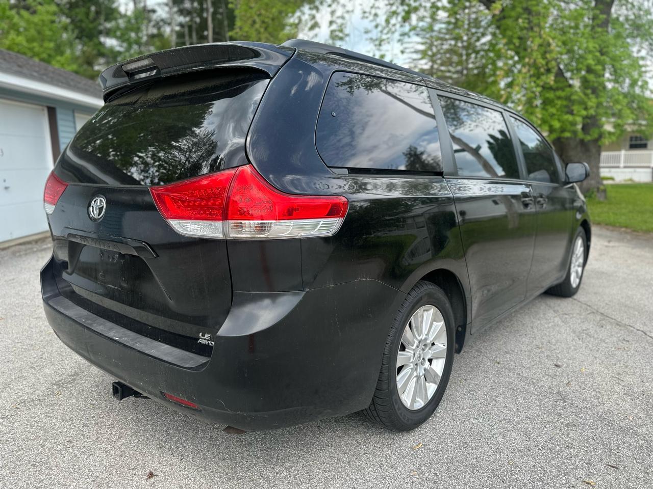 Toyota Sienna LE AWD 7-Pass V6 2011