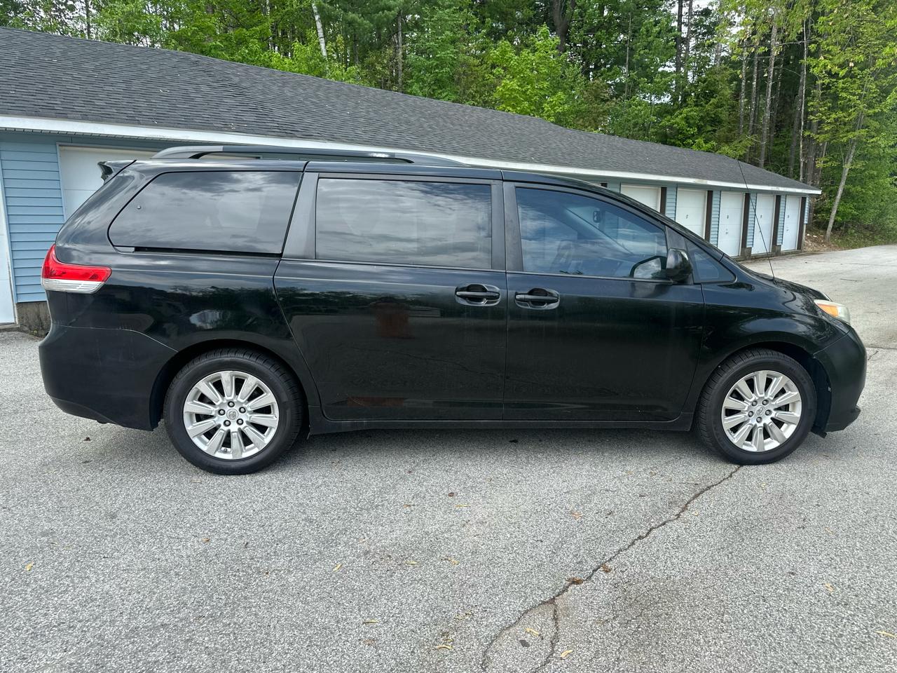 Toyota Sienna LE AWD 7-Pass V6 2011