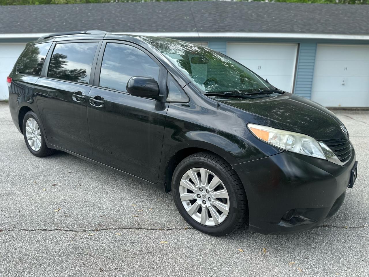 Toyota Sienna LE AWD 7-Pass V6 2011