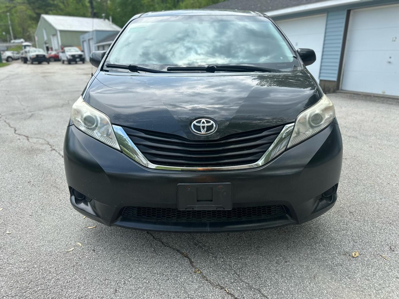 Toyota Sienna LE AWD 7-Pass V6 2011