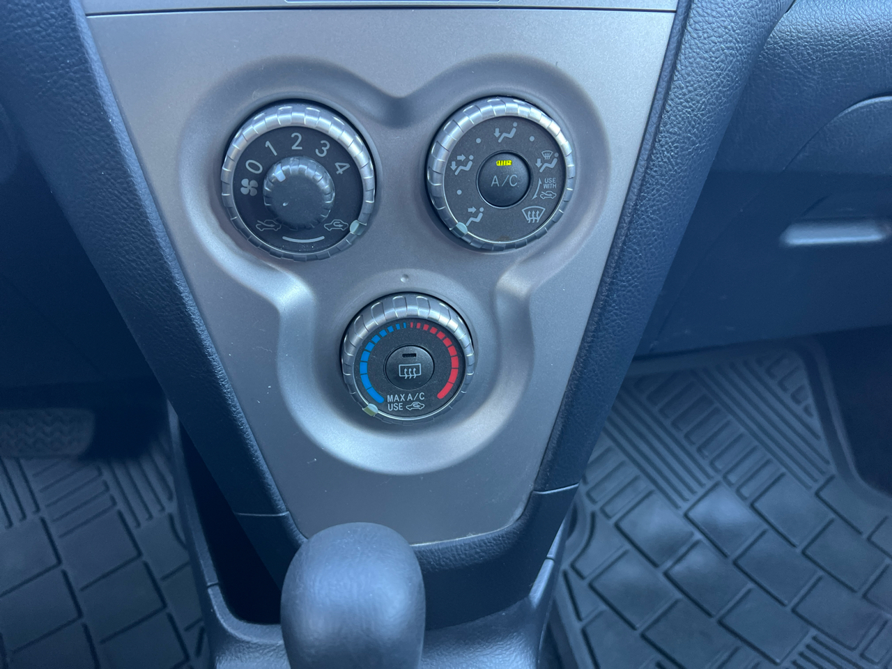 Toyota Yaris Sedan 4-Speed AT 2010 Toyota Yaris Sedan 4-Speed AT 2010