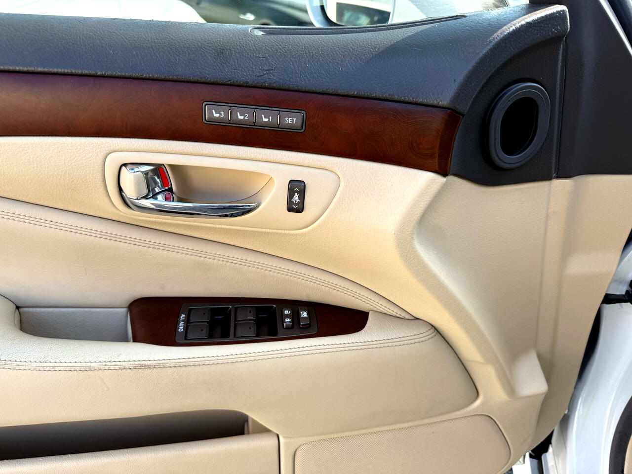 2011 Lexus LS 460 Luxury photo 21