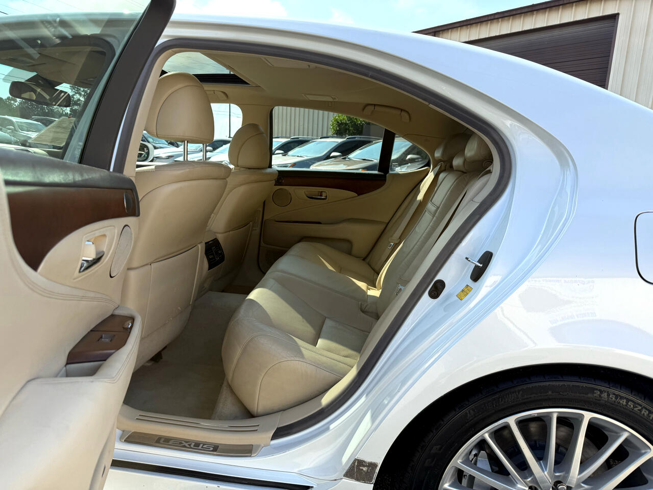 2011 Lexus LS 460 Luxury photo 23