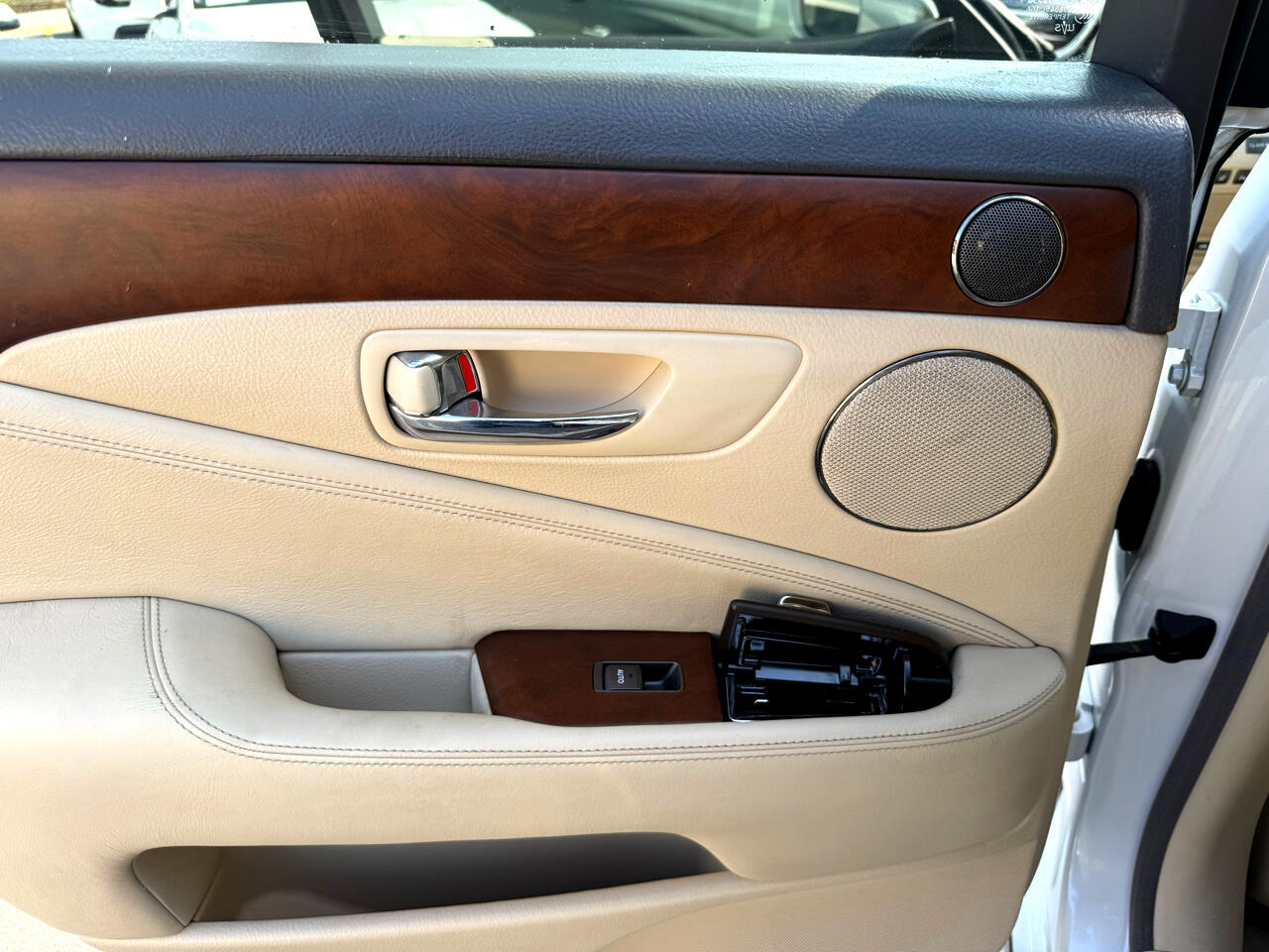 2011 Lexus LS 460 Luxury photo 25
