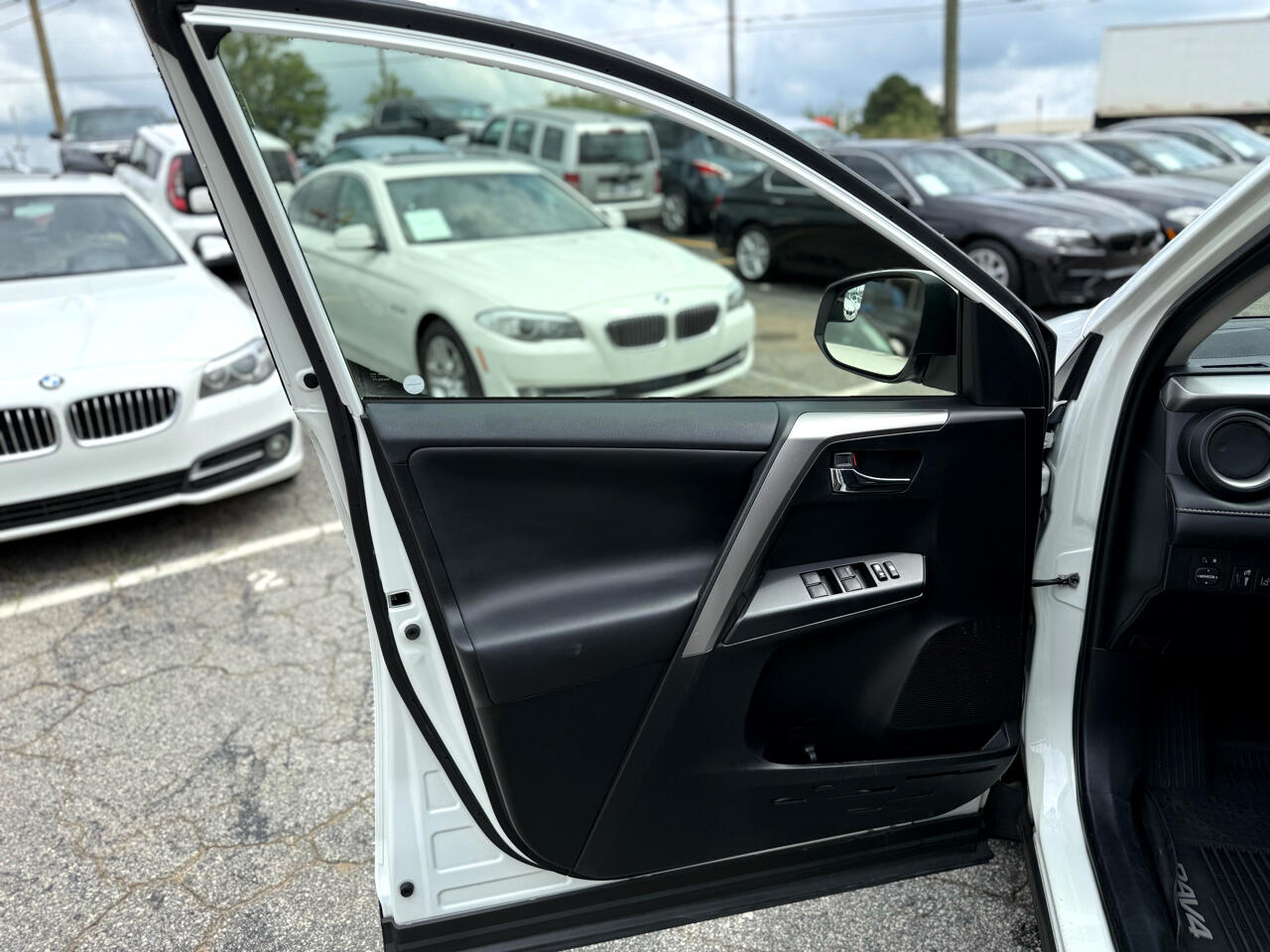 2017 Toyota RAV4 XLE photo 10