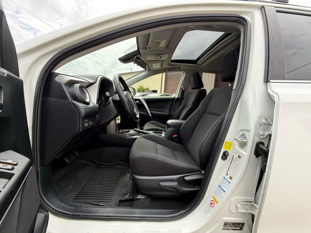 2017 Toyota RAV4 XLE photo 11