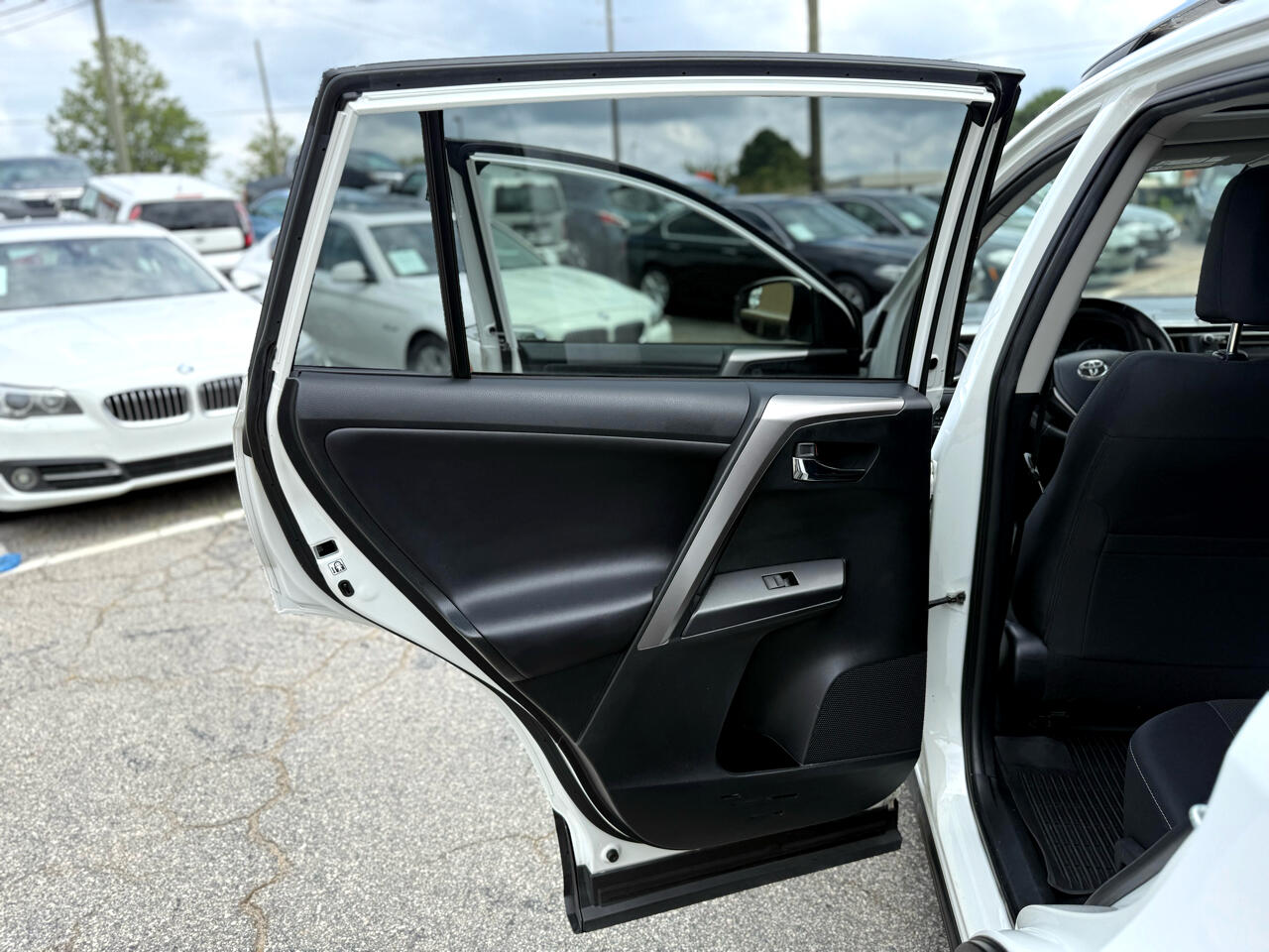 2017 Toyota RAV4 XLE photo 24