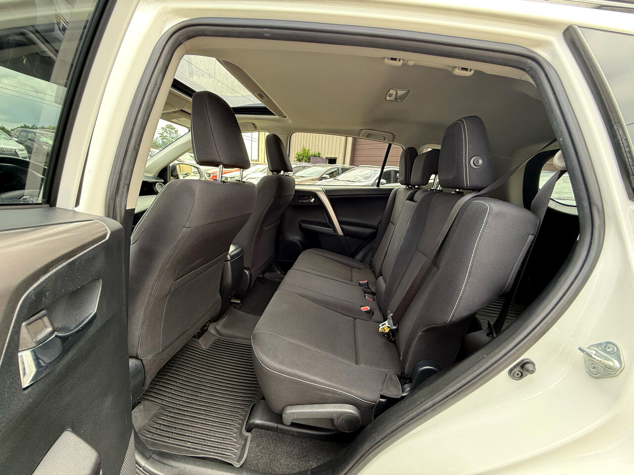 2017 Toyota RAV4 XLE photo 25
