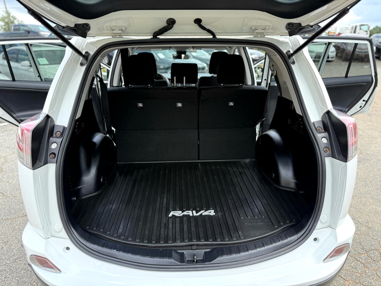 2017 Toyota RAV4 XLE photo 31