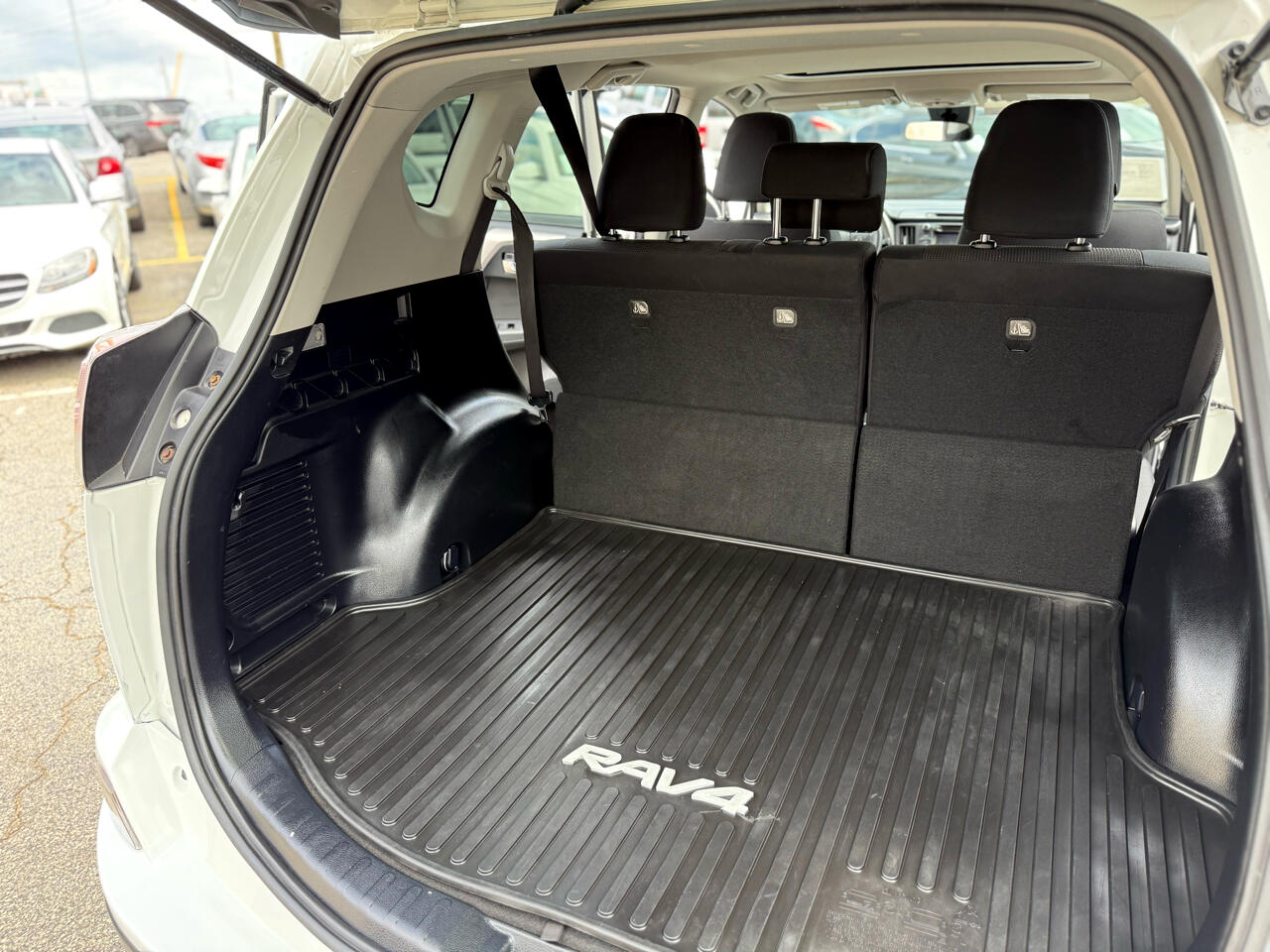 2017 Toyota RAV4 XLE photo 32