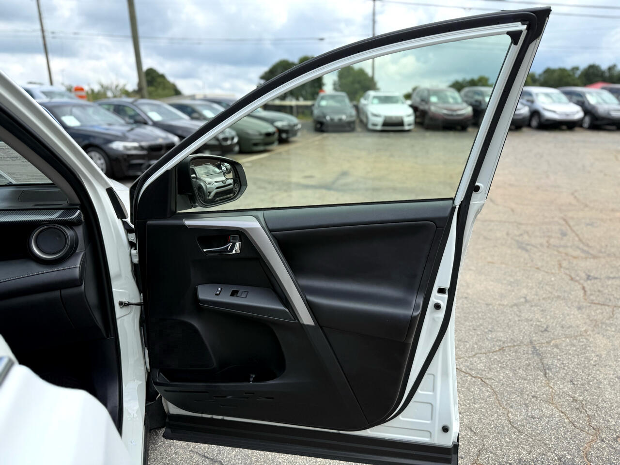 2017 Toyota RAV4 XLE photo 38