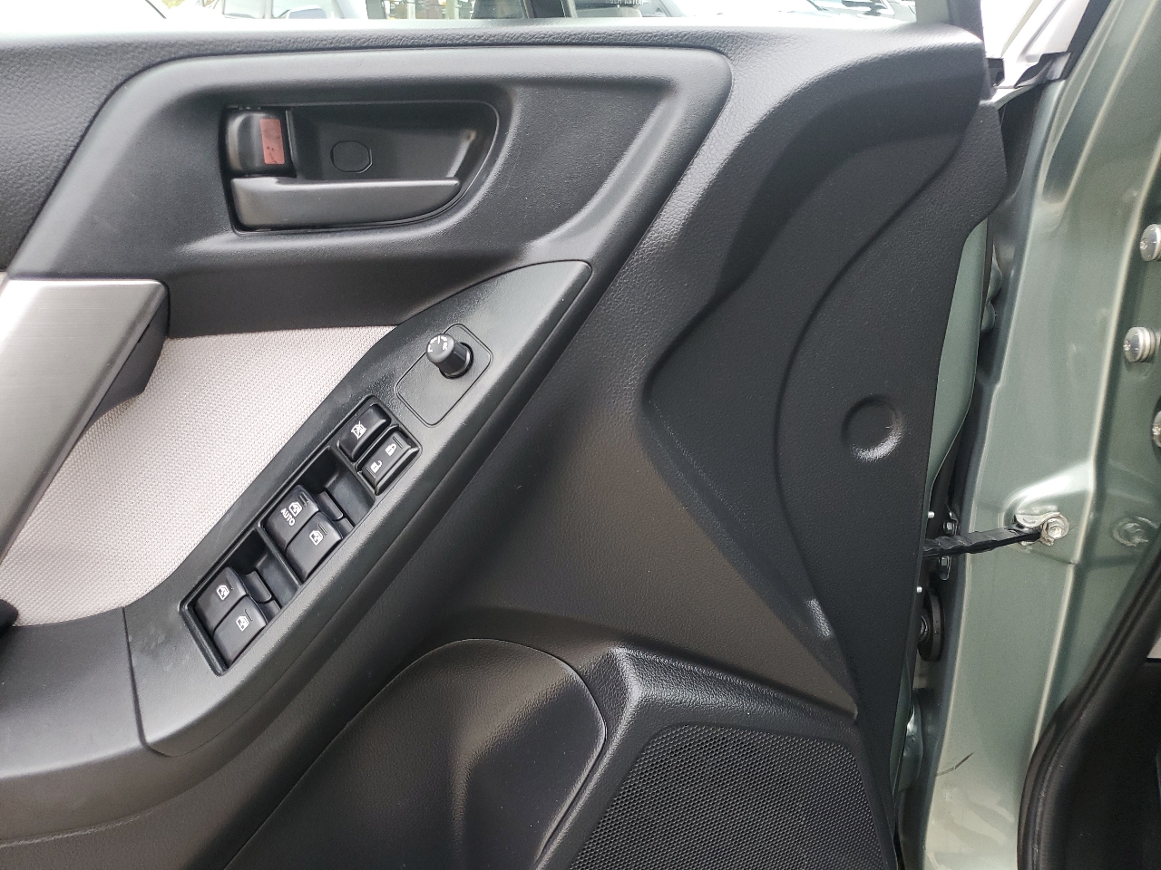 2015 Subaru Forester 2.5i Premium photo 16