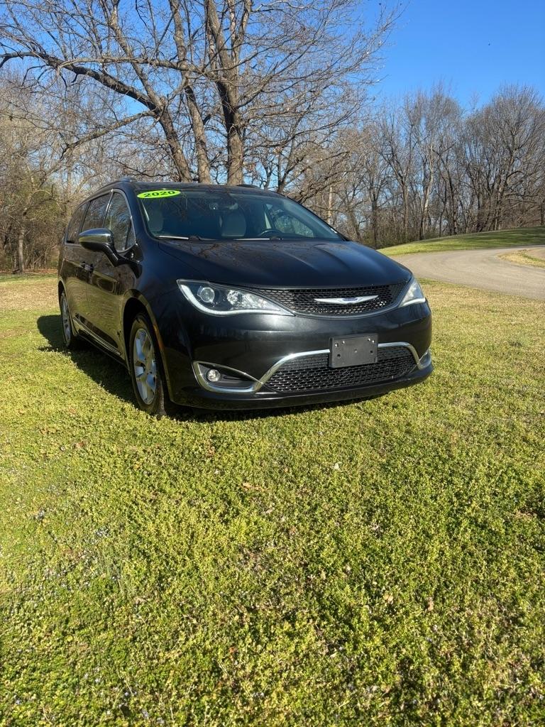 2020 Chrysler Pacifica Limited's photo
