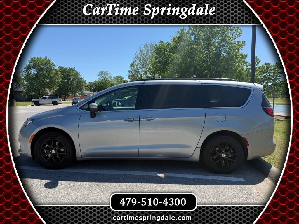 2021 Chrysler Voyager LXI's photo