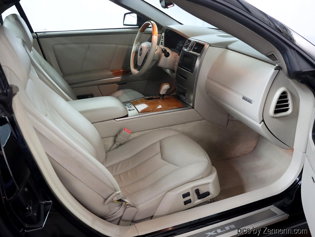 2004 Cadillac XLR photo 25