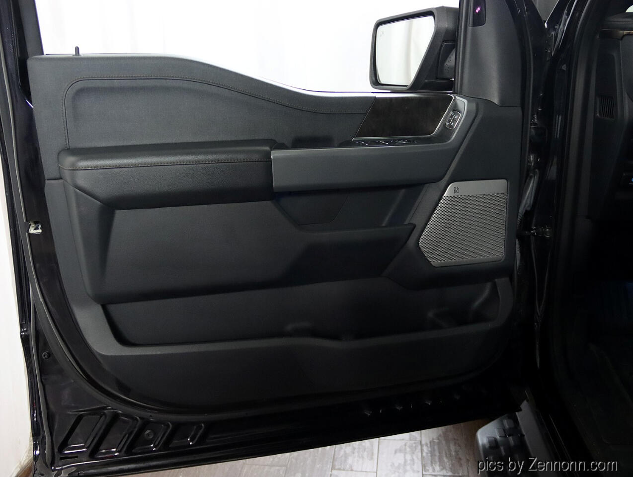 2022 Ford F-150 Lightning Platinum photo 24
