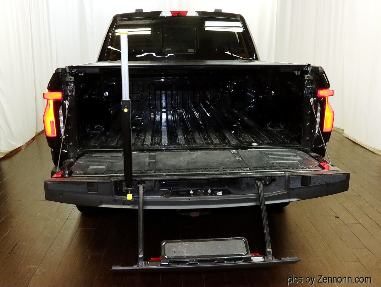 2022 Ford F-150 Lightning Platinum photo 27