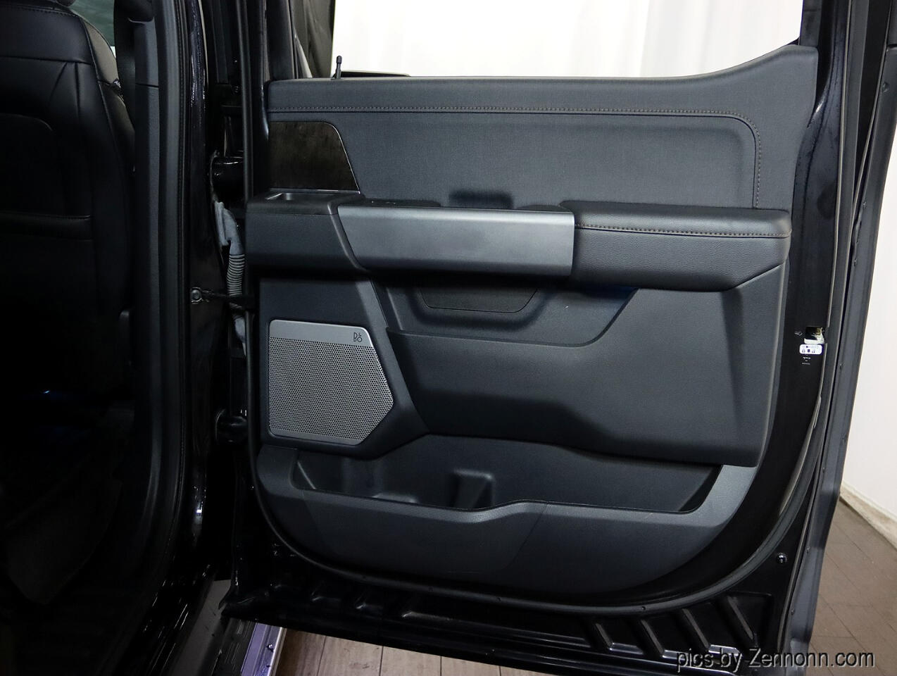2022 Ford F-150 Lightning Platinum photo 28
