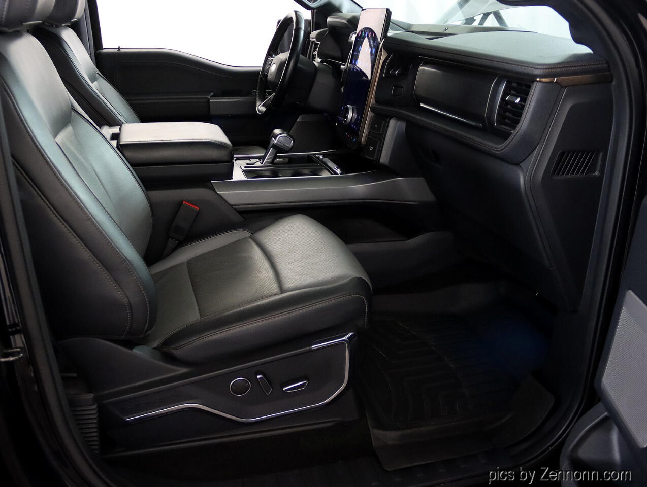 2022 Ford F-150 Lightning Platinum photo 30
