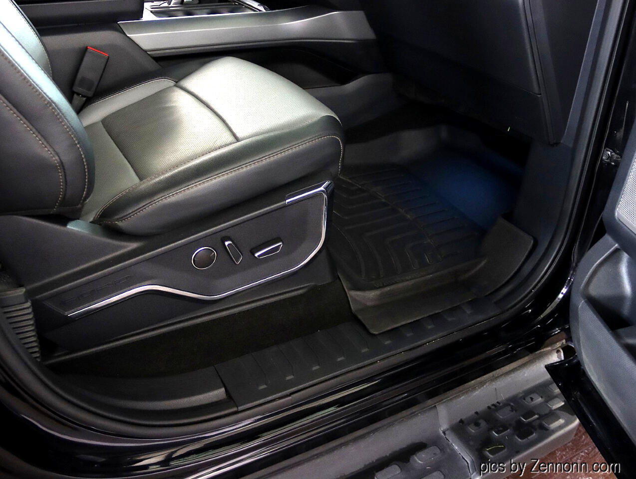 2022 Ford F-150 Lightning Platinum photo 31