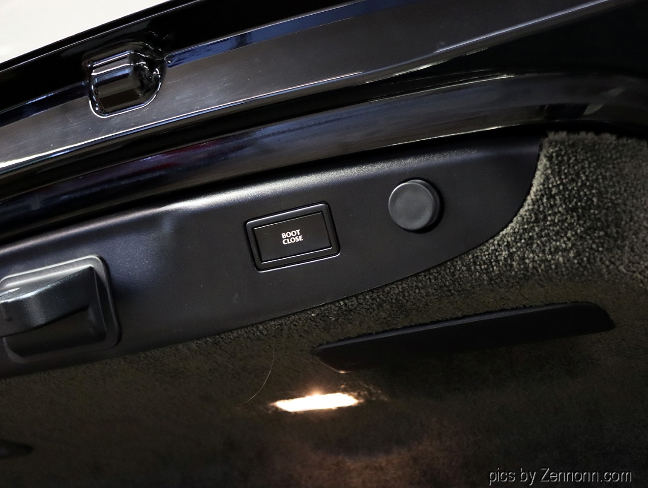 Bentley Flying Spur V8 Sedan 2018 Bentley Flying Spur V8 Sedan 2018