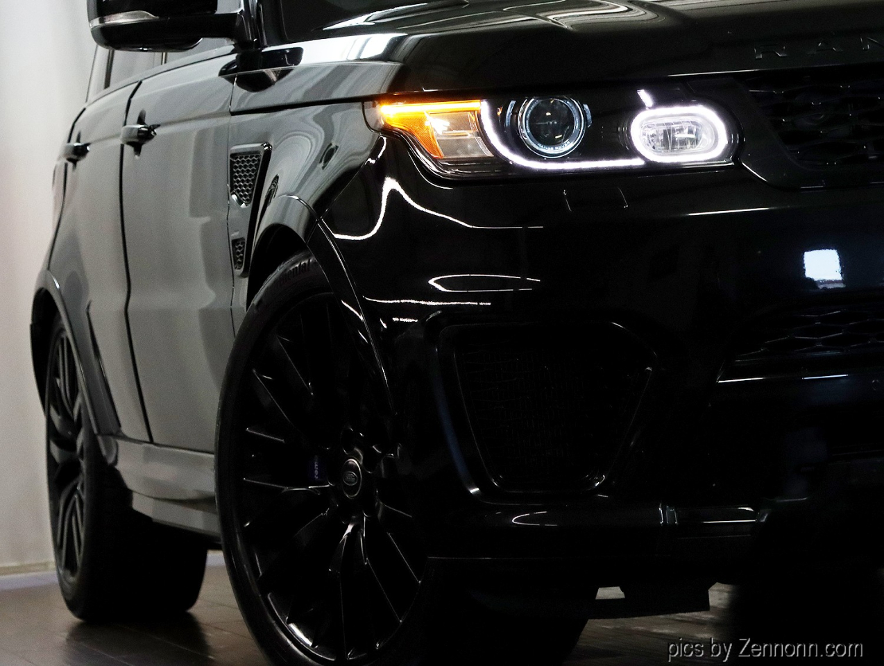 2017 Land Rover Range Rover Sport SuperCharged SVR photo 3