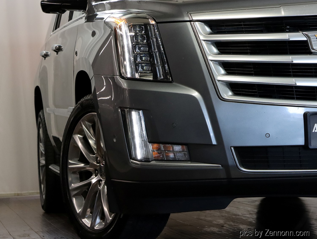 2018 Cadillac Escalade Luxury photo 2