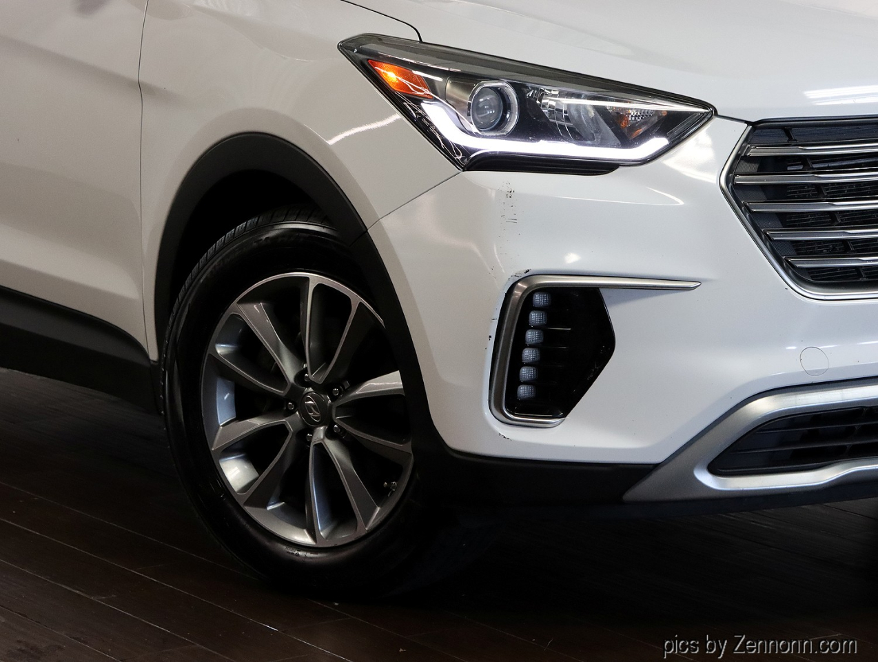 2017 Hyundai Santa Fe SE photo 2