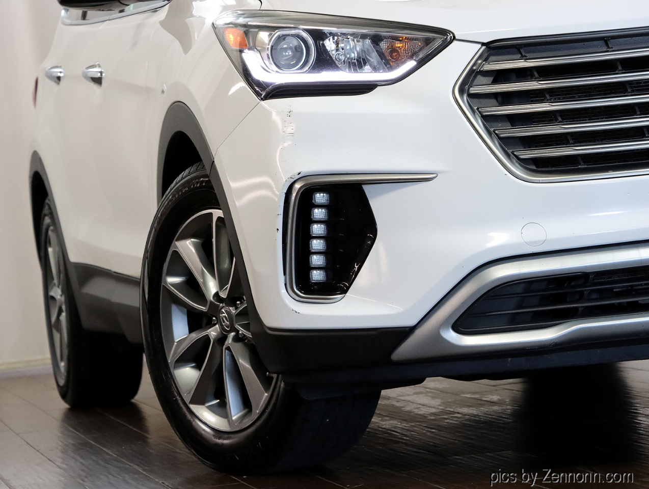 2017 Hyundai Santa Fe SE photo 3
