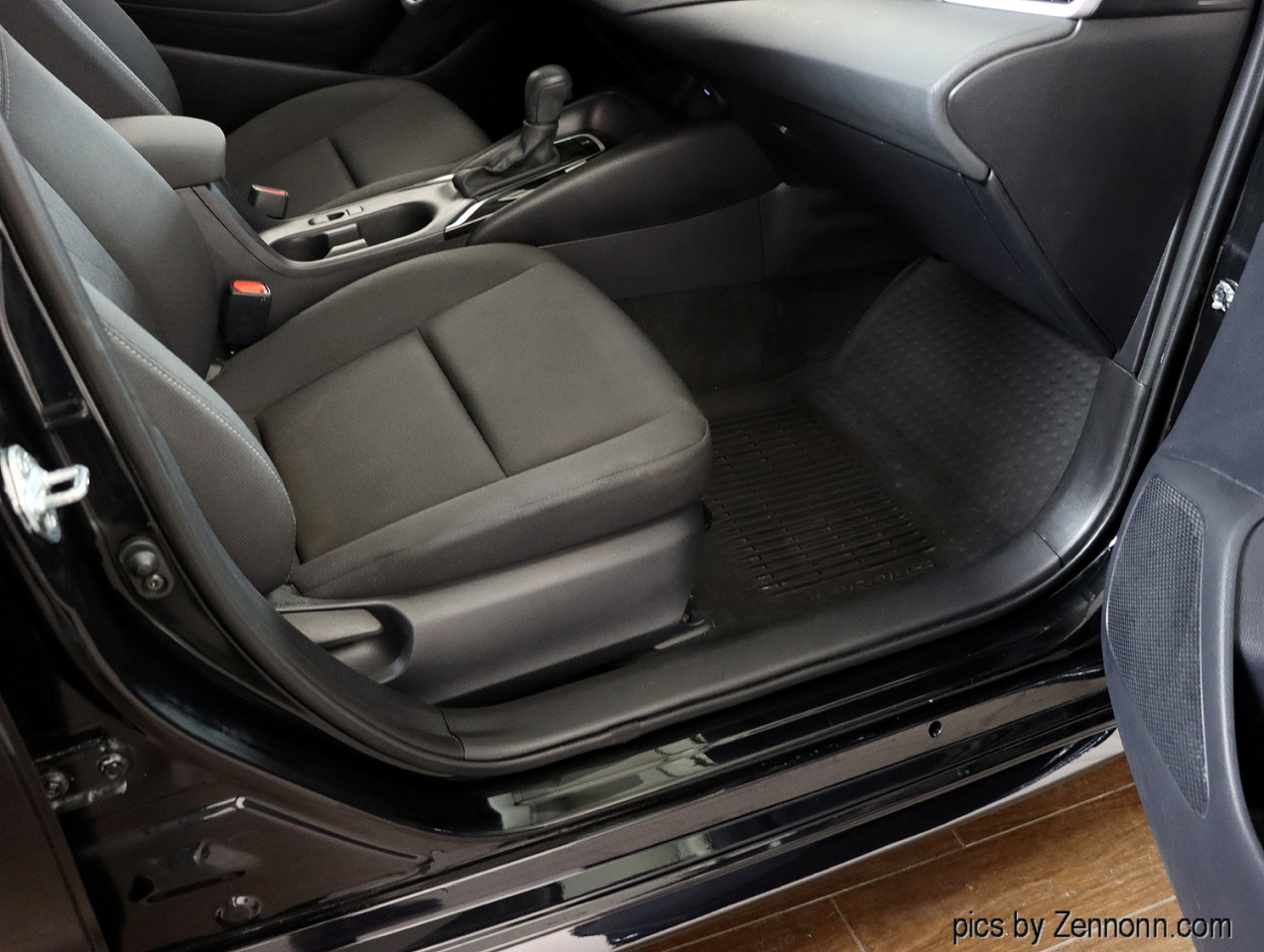 Toyota Corolla LE CVT (Natl) 2025