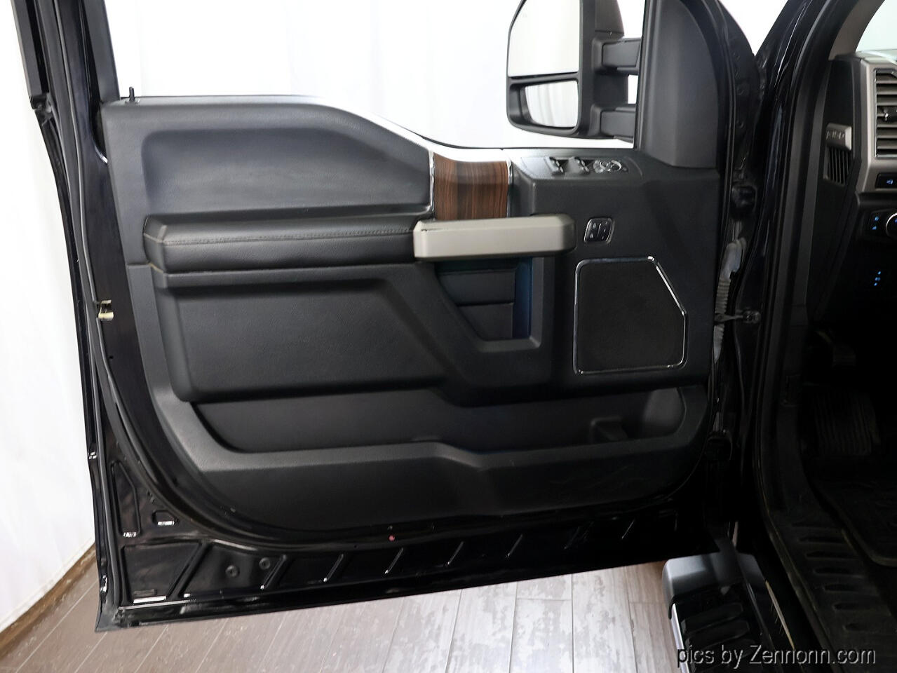 Ford F-150 4WD SuperCrew 145" Lariat 2016