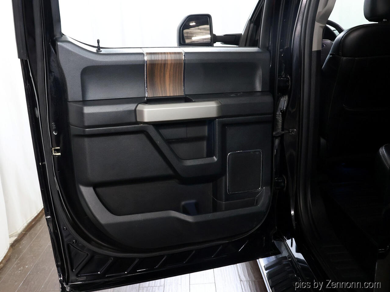 Ford F-150 4WD SuperCrew 145" Lariat 2016