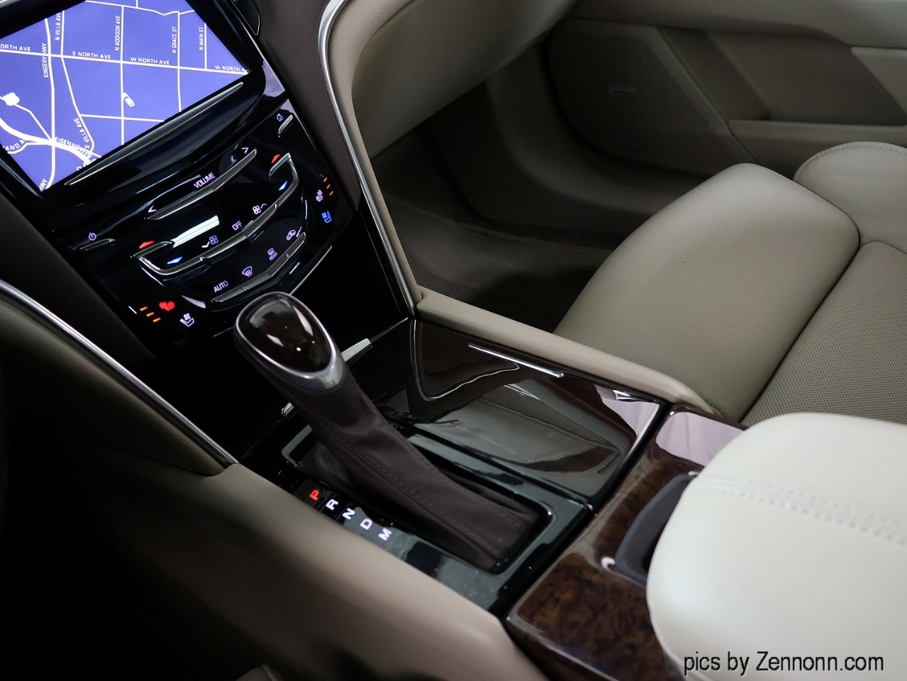 Cadillac XTS 4dr Sdn Luxury AWD 2014