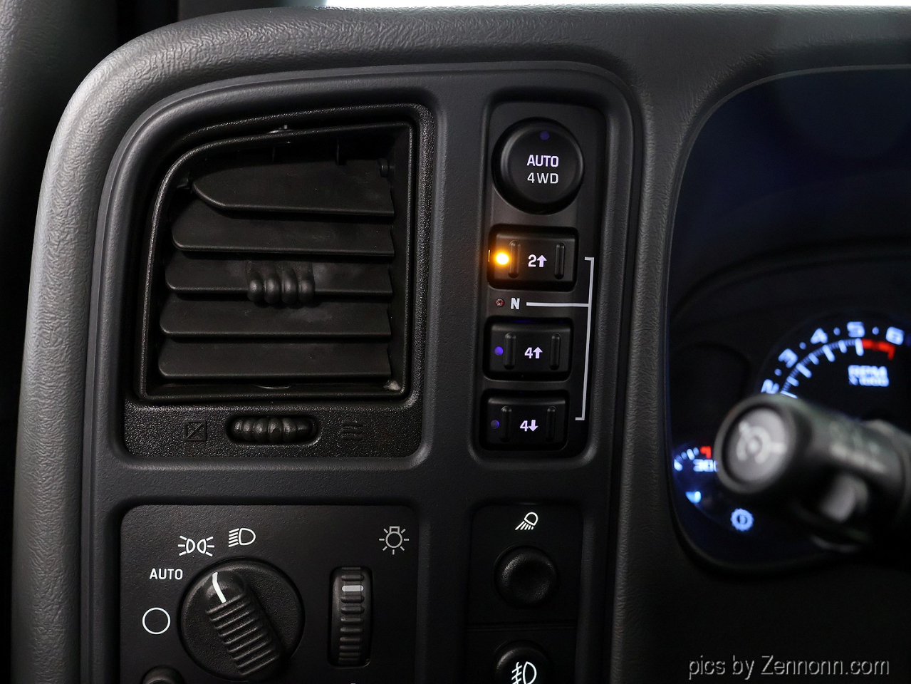 Chevrolet Avalanche 1500 5dr Crew Cab 130" WB 4WD 2004