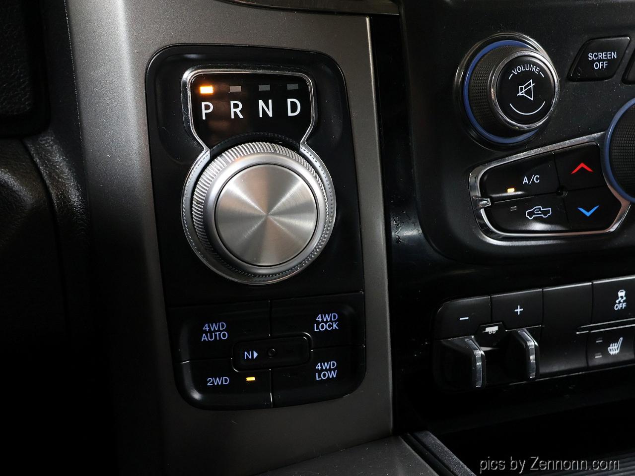 RAM 1500 4WD Crew Cab 140.5" Sport 2017