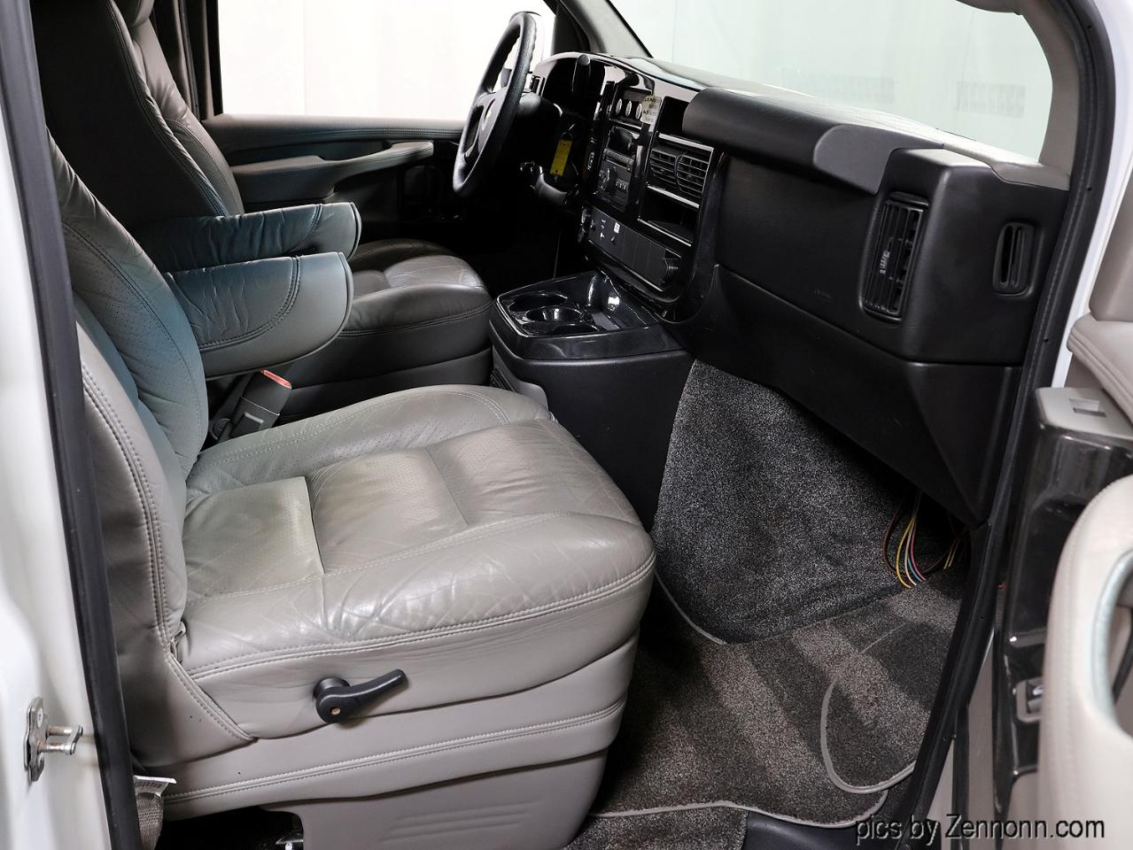 Chevrolet Express Passenger RWD 3500 155" LT 2010