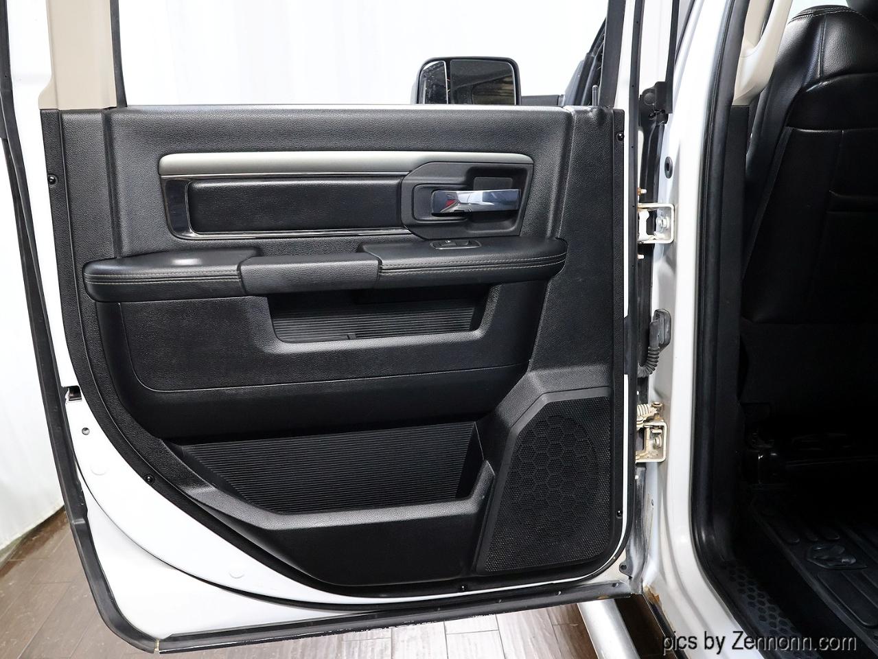 RAM 1500 4WD Crew Cab 140.5" Sport 2014