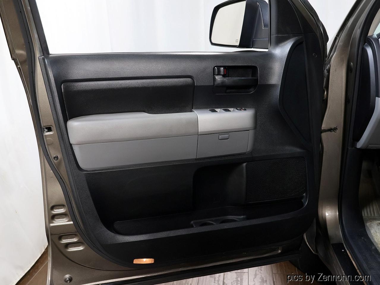 Toyota Tundra 4WD CrewMax 145.7" 5.7L SR5 (Natl) 2007