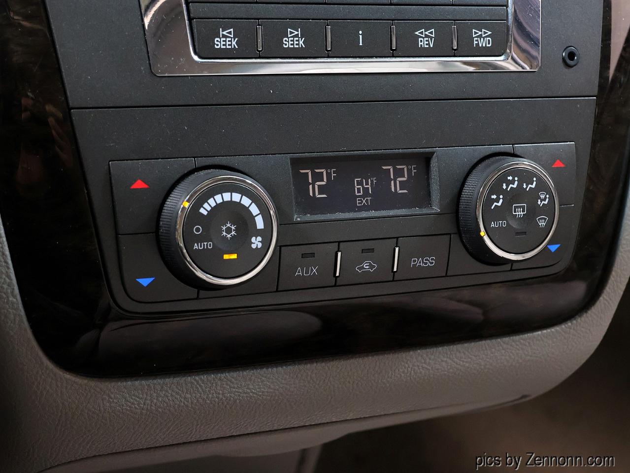 Cadillac DTS 4dr Sdn Luxury Collection 2011