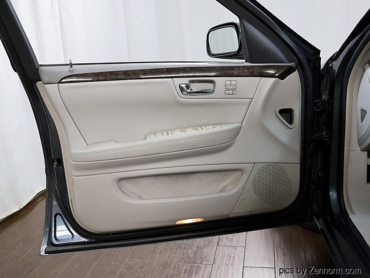 Cadillac DTS 4dr Sdn Luxury Collection 2011